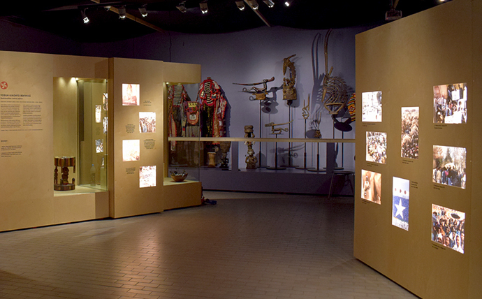 Helinä Rautavaaran museon näyttelytila, jossa on esillä esineitä ja kuvia eri maista.