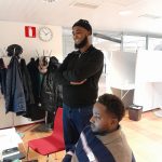 Fasilitaattori Mohamed Yusuf ohjaa tulevaisuustyöpajaa, Somalia-verkoston työntekijän Abdi Jaman kirjatessa keskustelua.
